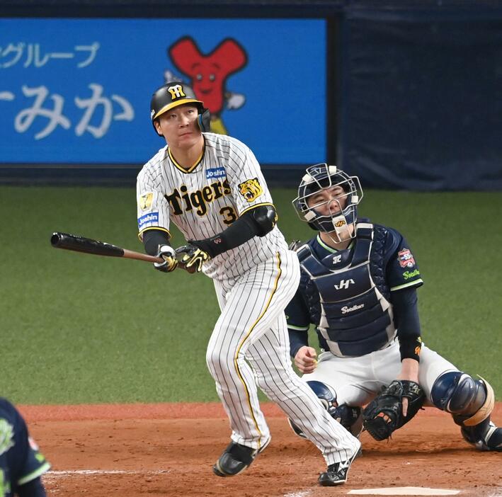 　８回、１３号同点ソロを放つ大山（撮影・飯室逸平）