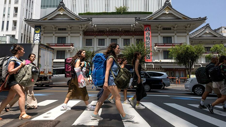 銀座の歌舞伎座（東京都中央区）の前を歩く訪日外国人客（Stanislav Kogiku / SOPA Images via Reuters Connect）