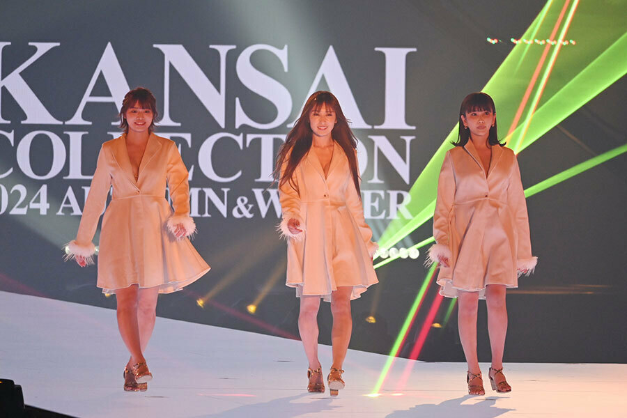 『KANSAI COLLECTION 2024 AUTUMN＆WINTER』のランウェイに登場した（左から）藤田いろは、熊田曜子、椎菜貴妃（8月1日・大阪市内）