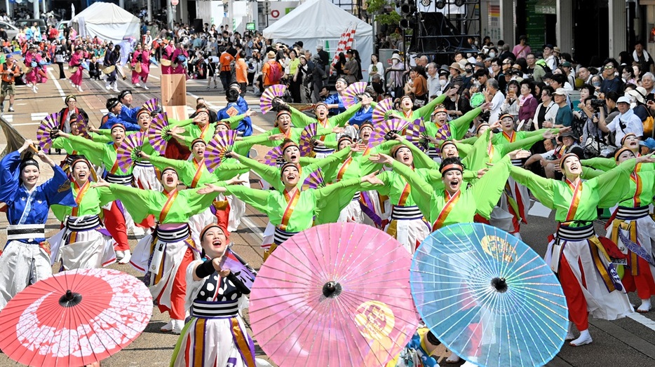 福井県内外の17チームが活気ある演舞を披露したYOSAKOIイッチョライ＝8月25日、福井県福井市中央1丁目