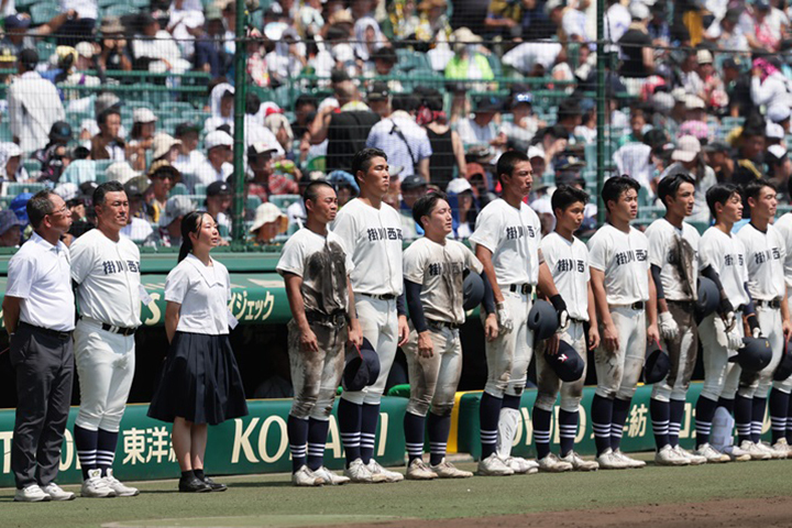 掛川西は2回戦で惜敗。母校を率いる大石監督の下、伝統の大応援団を背に見事な戦いを見せた。左から4人目が山下主将[写真=牛島寿人]