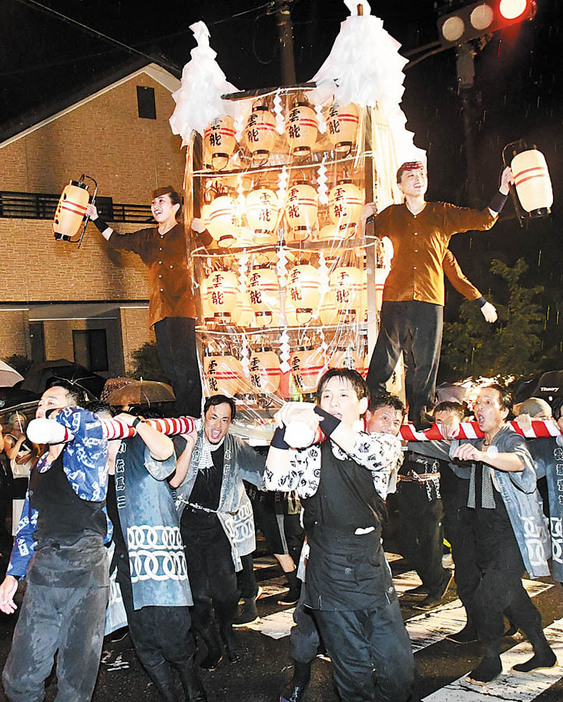 各町が勇壮なきおいを披露した