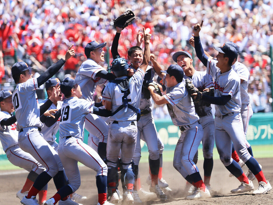 ２対１で関東一を下し、初優勝を飾った京都国際ナイン　photo by Ohtomo Yoshiyuki