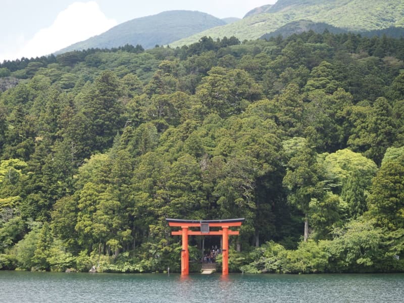 芦ノ湖畔にある箱根神社の「平和の鳥居」＝２０２４年６月４日、神奈川県箱根町