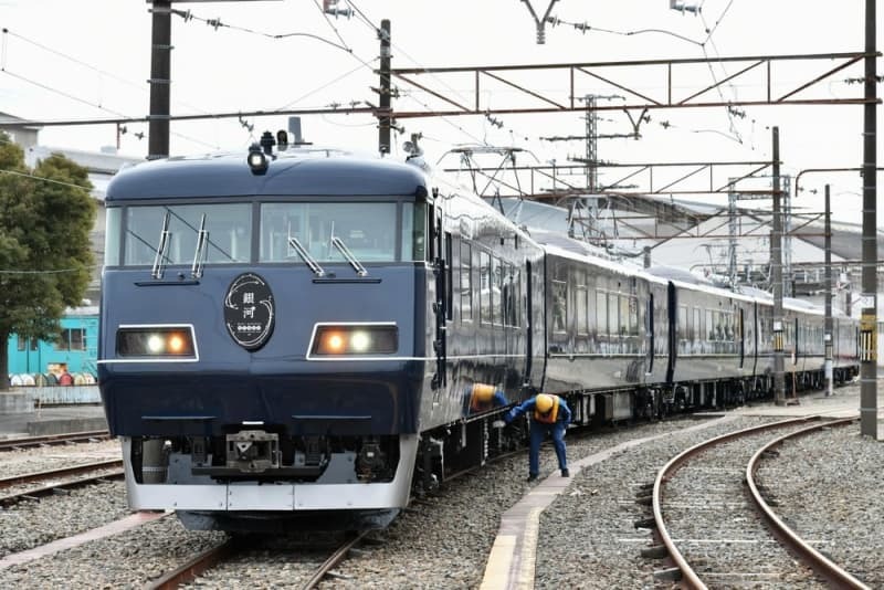 ＪＲ西日本の長距離観光特急列車「ウエストエクスプレス銀河」＝２０２０年１月２５日、大阪府吹田市