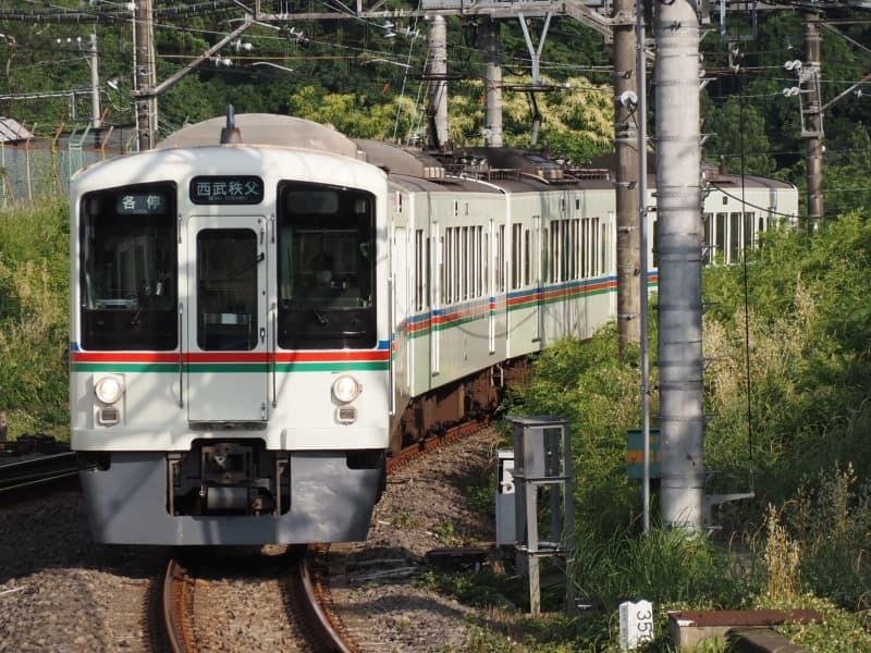 西武鉄道の電車４０００系＝２０２４年６月１日、埼玉県日高市