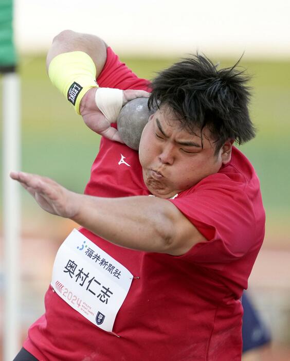 男子砲丸投げ　19メートル09の日本新で優勝した奥村仁志＝福井県営陸上競技場