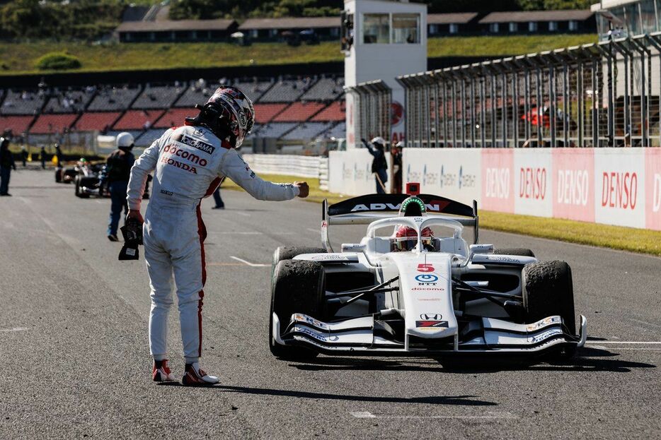 オートポリスで優勝した牧野を祝福する太田