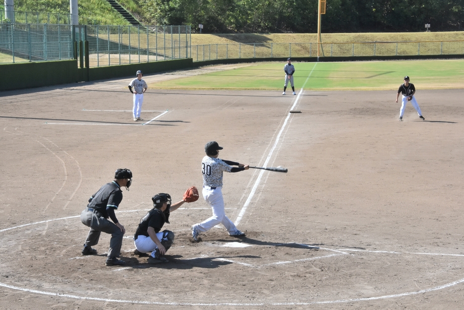 熱戦を繰り広げる選手たち（ブラックスーLIBERTE戦）=岡山県美作市で