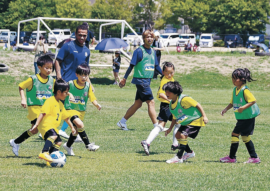 カターレ富山の選手とハーフコートゲームを楽しむ氷見ＦＣの選手＝氷見市の氷見運動公園