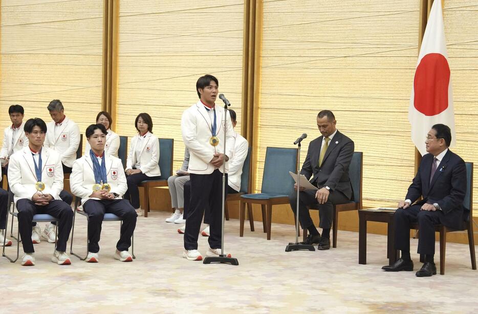 岸田首相（右端）と面会し、あいさつする柔道男子の阿部一二三選手（同3人目）＝13日午後、首相官邸