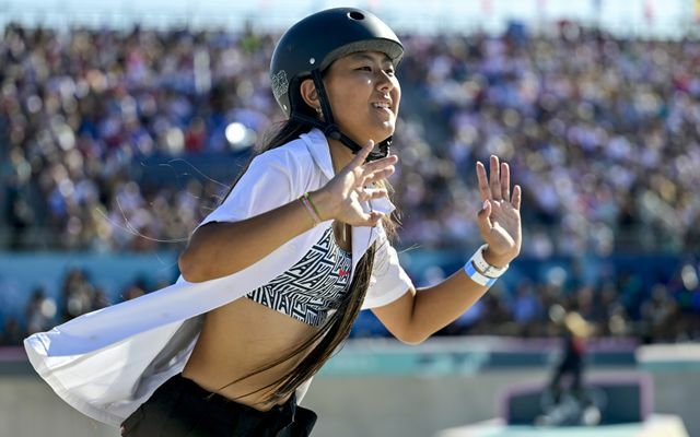 こだわりのファッションで銀メダルを獲得したスケートボード女子パークの開心那選手(写真:アフロ)