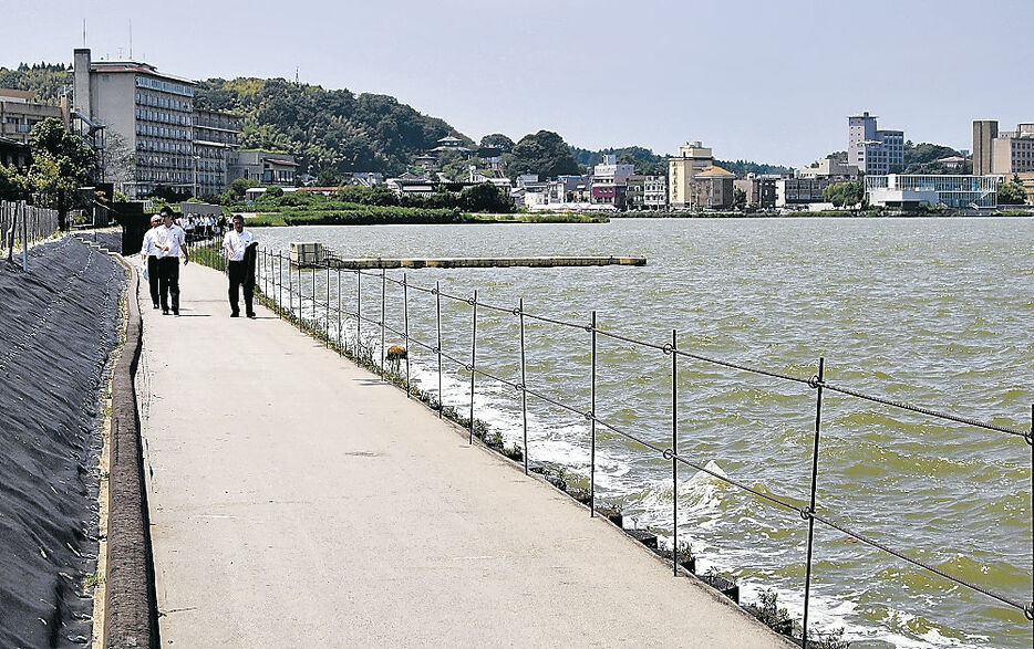 柴山潟湖畔遊歩道の温泉街区間で開通した最終区間を通り初めする関係者＝加賀市片山津町