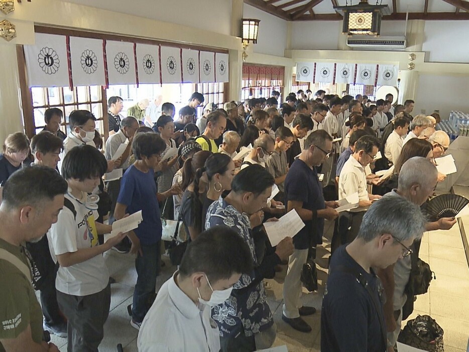 祈りを捧げる参拝者ら 名古屋市中区の「愛知県護国神社」