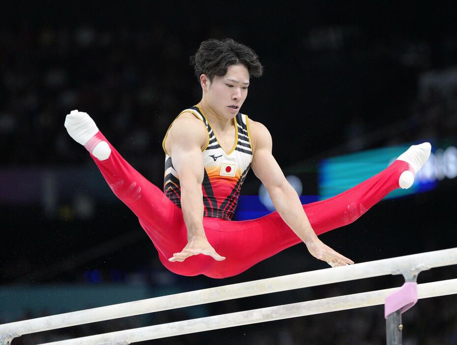 パリ五輪の体操男子種目別平行棒で銅メダルを獲得した岡慎之助＝5日、パリ（共同）