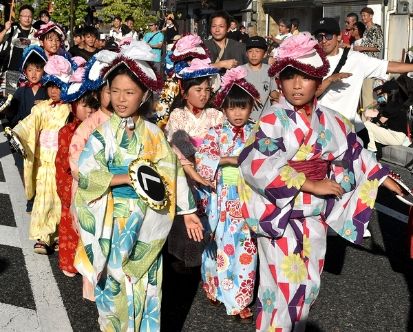 浴衣に花笠など衣装も工夫して踊った