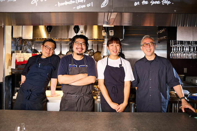 左からシェフの原島正幹さん、料理人の佐藤弘康さん、市川玲奈さん、オーナーの桑原大輔さん