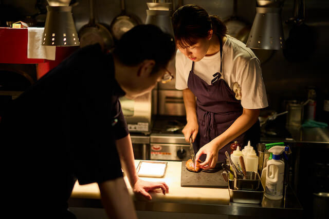 原島シェフは若き2人の料理人を育てている