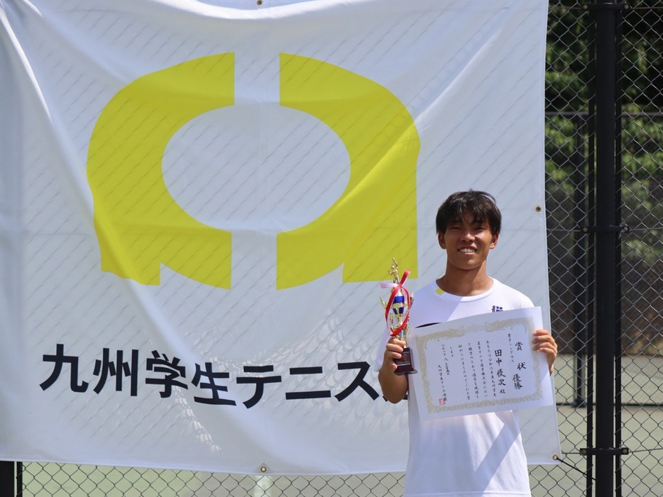 「令和6年度九州学生夏季テニス選手権大会」（福岡・グローバルアリーナ）の男子シングルスで優勝を飾った田中優次（福岡大学2年）（写真提供◎九州学生テニス連盟）