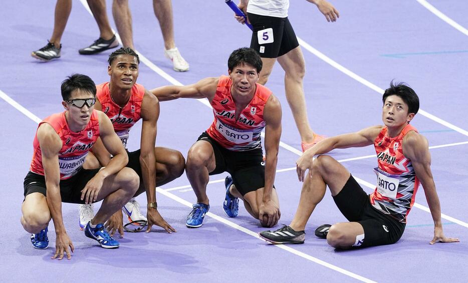 男子1600メートルリレーを終えた（左から）川端魁人、中島佑気ジョセフ、佐藤風雅、佐藤拳太郎＝パリ郊外（共同）