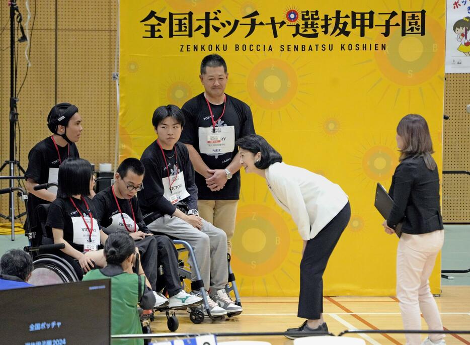 全国ボッチャ選抜甲子園決勝大会で、選手たちに声をかけられる紀子さま＝10日午前、東京都墨田区