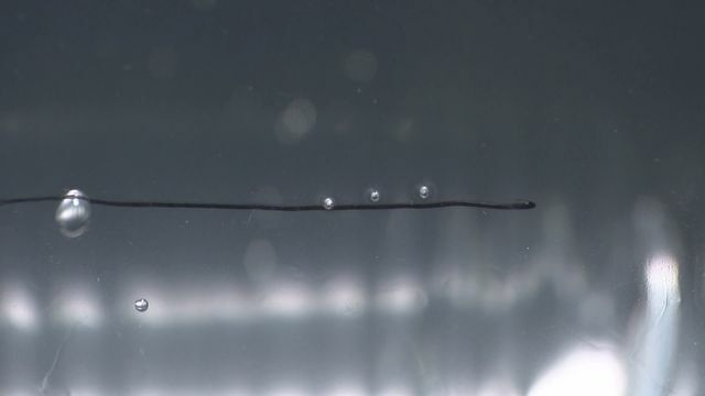 左＝通常の注射針を刺した穴からは水滴が出ている　右＝特殊な針を抜いた後、穴（3つ）はふさがり、水が漏れない