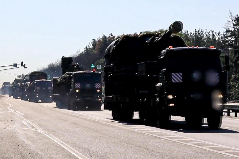 ロシア西部クルスク州スジャ方面に移動する軍用車＝9日、同州（タス＝共同）