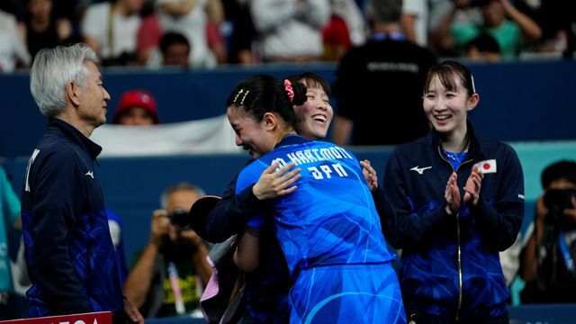 勝利後、涙を流す張本美和選手を抱きしめる平野美宇選手(写真：AP/アフロ)