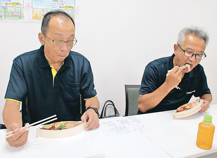 ますずしを試食する織田会長（左）と島田実行委員長