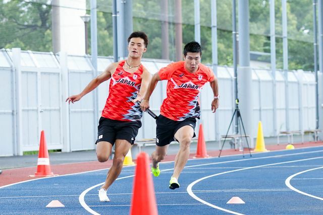 柳田→桐生のバトンリレー練習（写真：日本陸上競技連盟／フォート・キシモト）