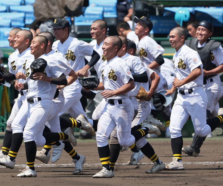 栃木県立石橋高校は昨春のセンバツに初出場も初戦[2回戦]で能代松陽高に0対3で惜敗。経験者が残った今夏、栃木大会を勝ち上がり、夏の甲子園初出場を決めると、うれしい全国初勝利を挙げた[写真=牛島寿人]