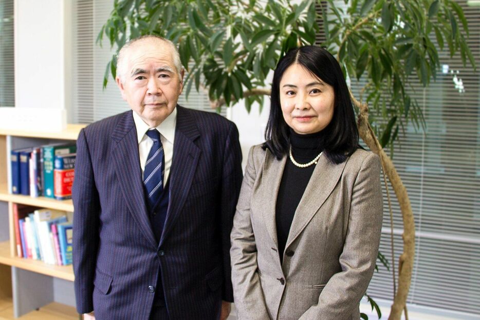 石井明・東京大学名誉教授（左）と聞き手の大庭三枝・神奈川大学教授