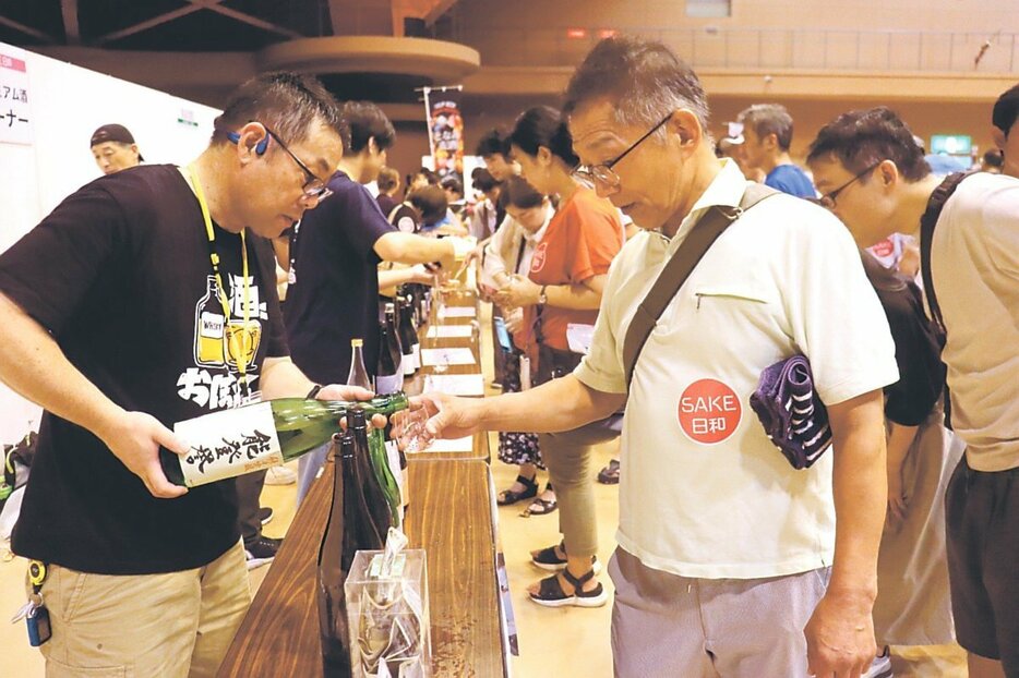 列ができた石川県奥能登地域の地酒ブース