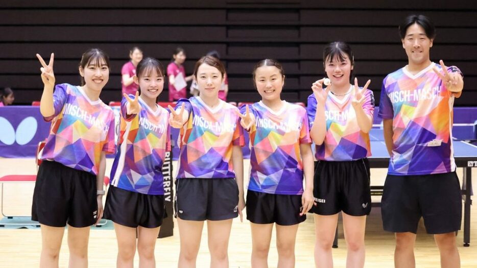 写真：クラブ選手権女子一般優勝のMISCH-MASCH（大阪）/撮影：ラリーズ編集部