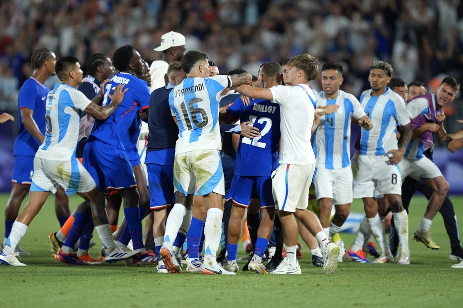 フランスとアルゼンチンの準々決勝で試合後に大乱闘が勃発した(C)Getty Images