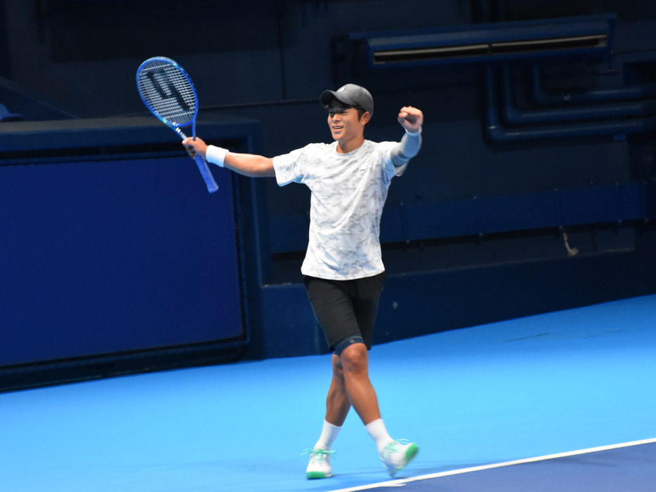 「第102回毎日テニス選手権男子一般の部及びRoad to東レPPOテニス毎日テニス選手権女子オープン」（東京・有明テニスの森公園コート）の男子シングルスで優勝を飾った楠原悠介（伊予銀行）（写真提供◎毎日新聞社）