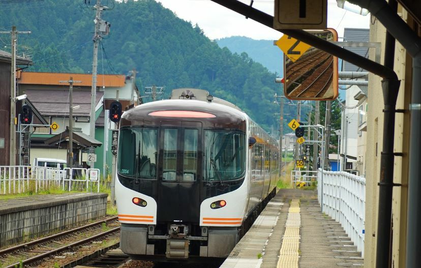 飛騨古川駅に到着した特急「ひだ」。2016年に公開され大ヒットした映画『君の名は』にも登場している