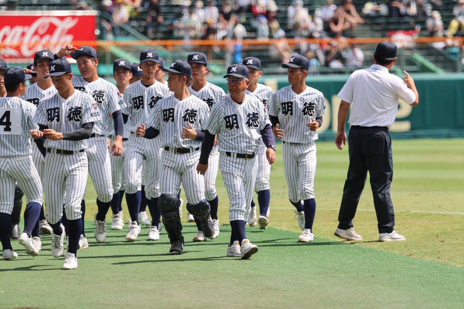 馬淵監督と明徳義塾ナイン