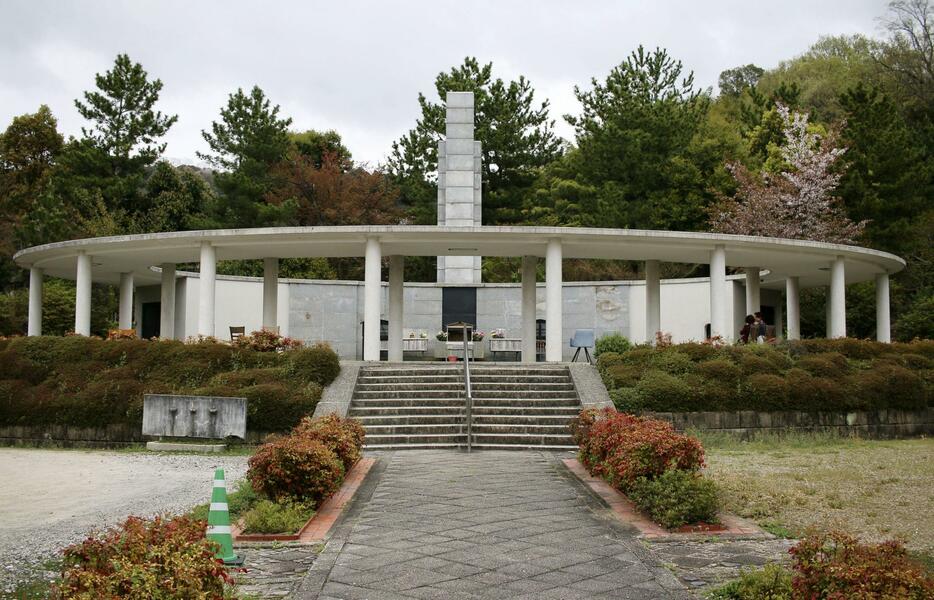 男性の遺骨が納められた深草墓園＝4月、京都市