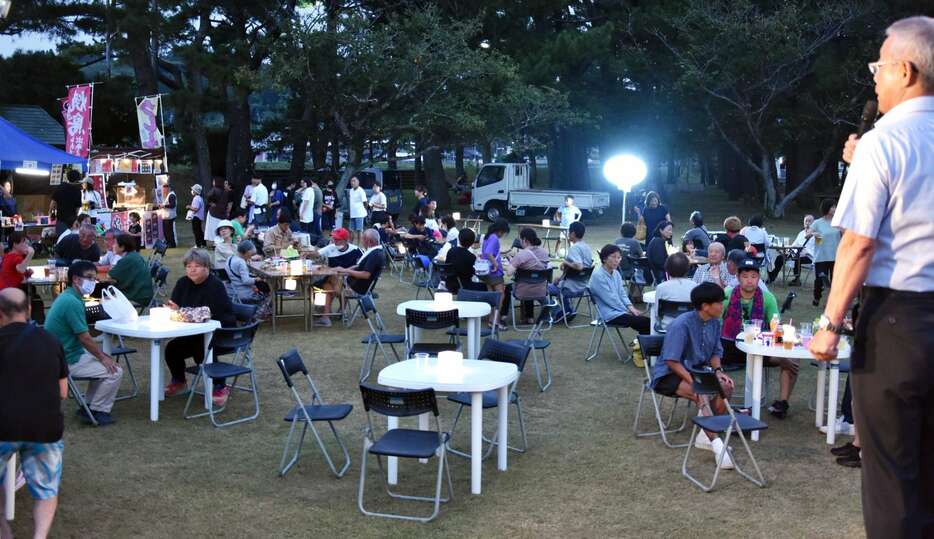 大勢の人でにぎわう「みなバル＆マルシェ」＝南大隅町根占川南のみなと公園