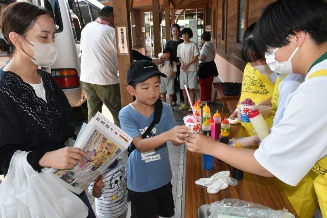 １００回目を迎えた「子ども食堂ひゅうが絆」でかき氷をを受け取る親子連れ