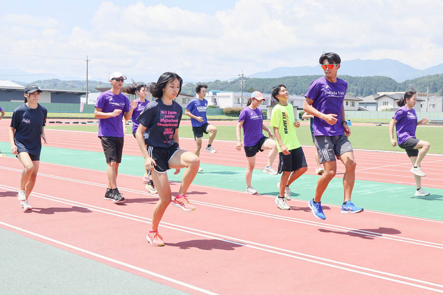 大学生が走り方のポイントなどを教えた