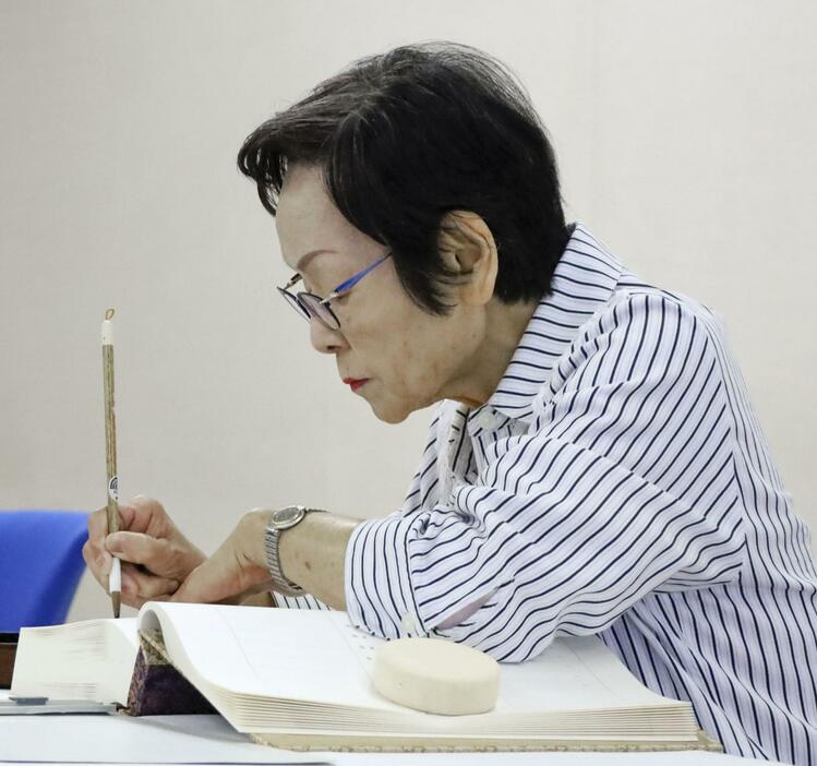 6月、原爆死没者名簿に記帳する池亀和子さん＝広島市役所