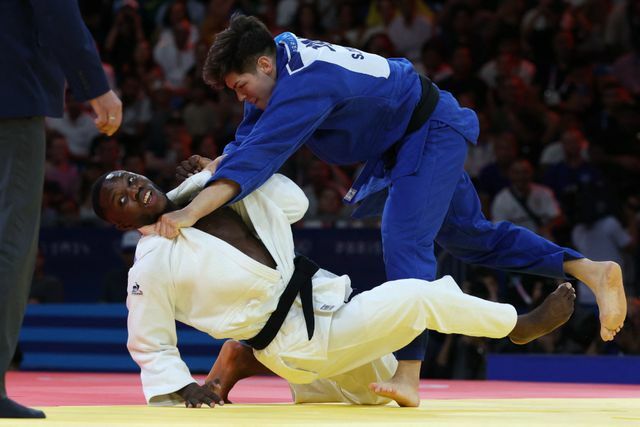 メダルを確定させた村尾三四郎選手（写真：ロイター/アフロ）