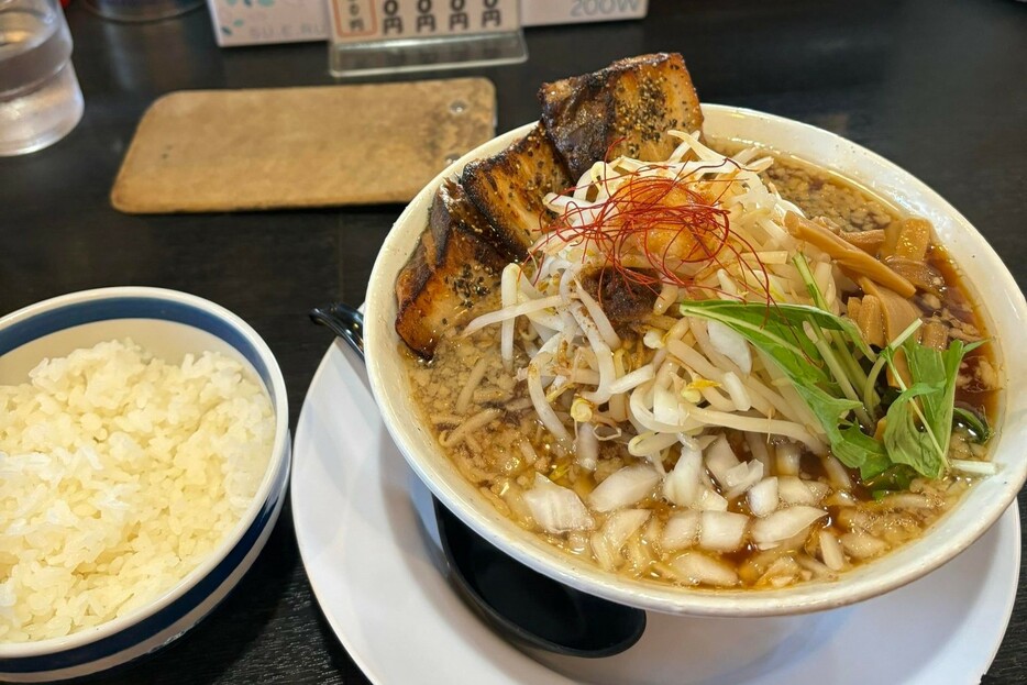 極盛鯉次ラーメンと半ライス。70台とホールインワンを1人祝勝会