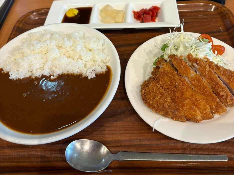 妙高CCのカツカレー。カツは別盛がしきたりのようです