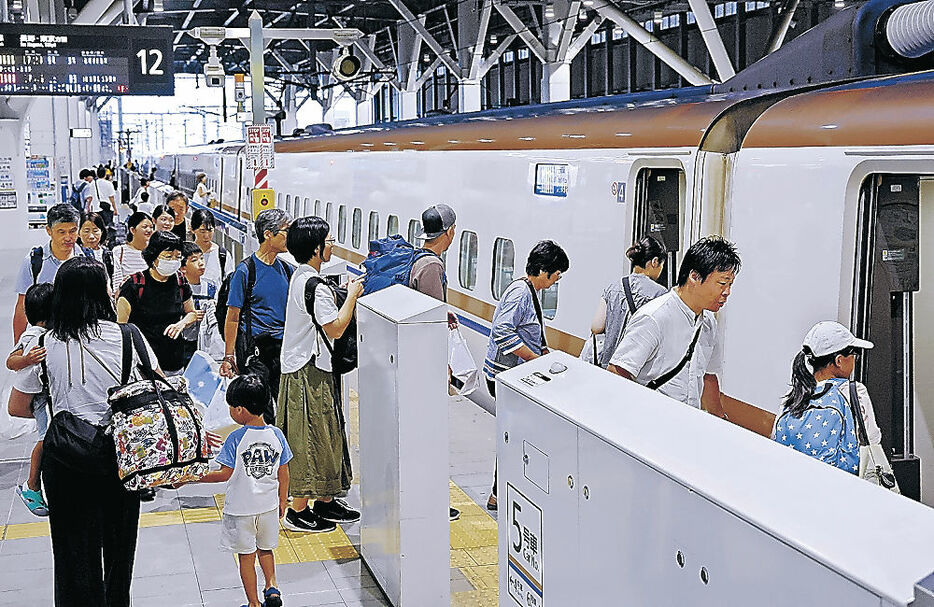 東京行きの新幹線に乗り込む乗客＝富山駅