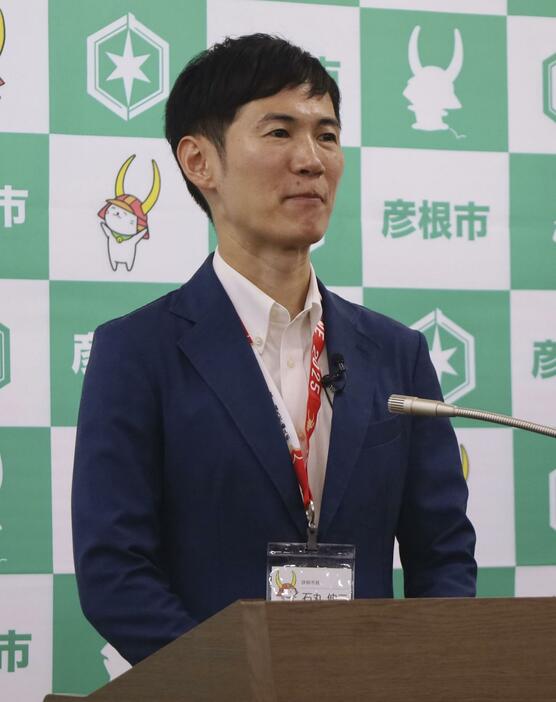 滋賀県彦根市の一日市長に就任し、取材に応じる石丸伸二氏＝2日午前、市役所