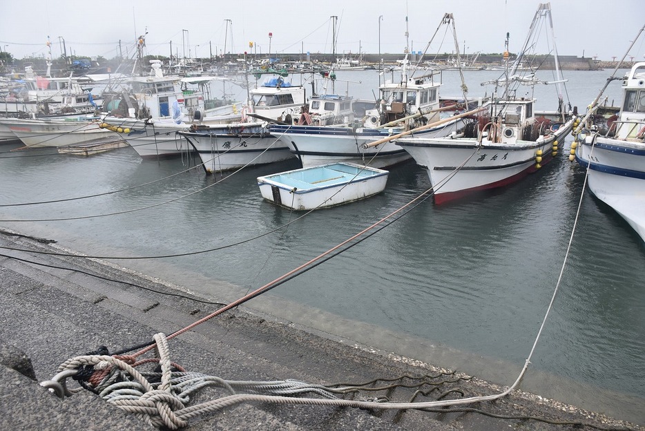 台風に備えて縄でつながれた船（29日午前8時半ごろ、宇部岬漁港で）