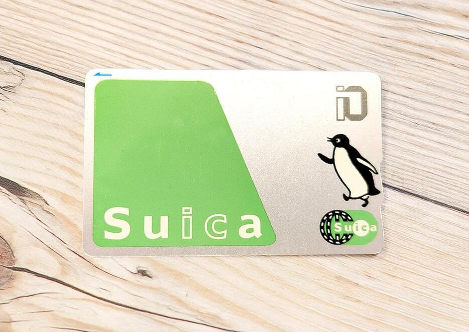 古いタイプのSuicaは、経年劣化でICチップに不具合が出る場合もあります。とくにSuicaのペンギンがいなかったり、顔が横を向いているSuicaは古いタイプなので注意しましょう（筆者撮影）